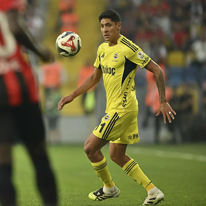 fenerbahcede 2 oyuncu takim disi birakildi ekip arkadasi carpici paylasim yapti 3 MW5wX2Ig