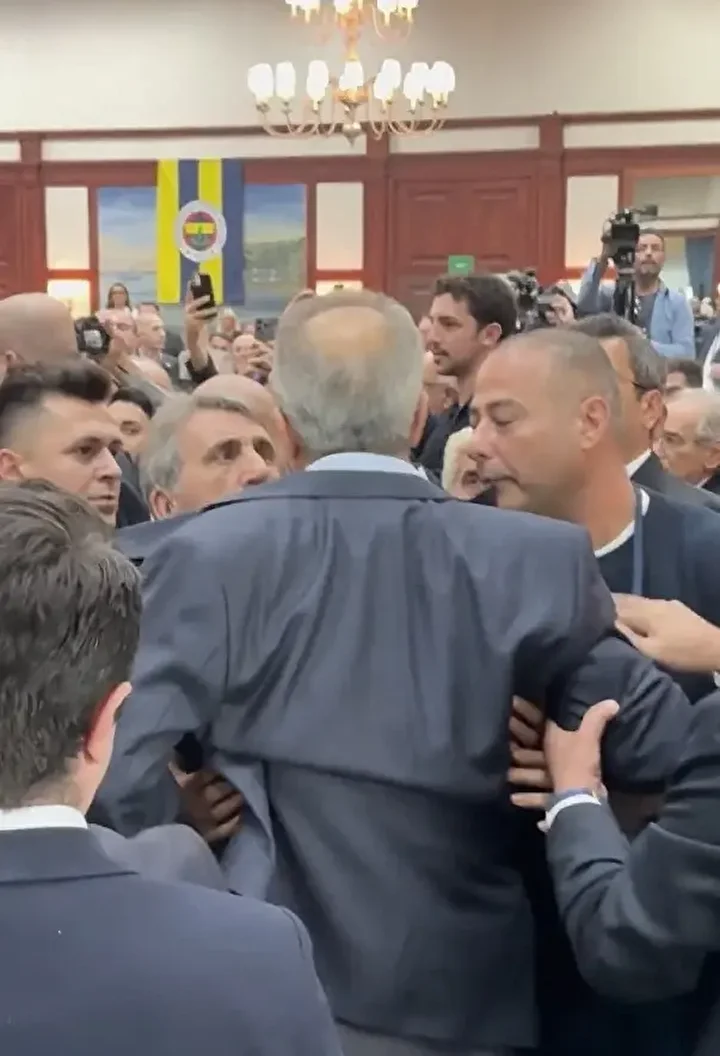fenerbahcede ortalik karisti salondan cikarildilar 7 bdiLQnHE