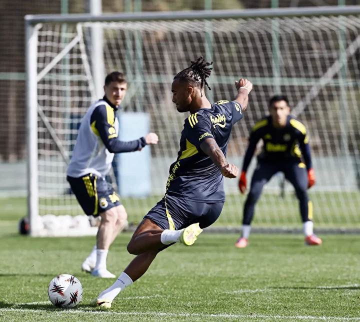 fenerbahcede stuttgart maci oncesinde 4 eksik forma giyemeyecekler 2 bXkVduNT
