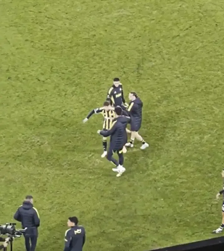 fenerbahceli yildizdan mac sonu reaksiyon direkt soyunma odasina gitti goruntu 3 MZlzjmEi