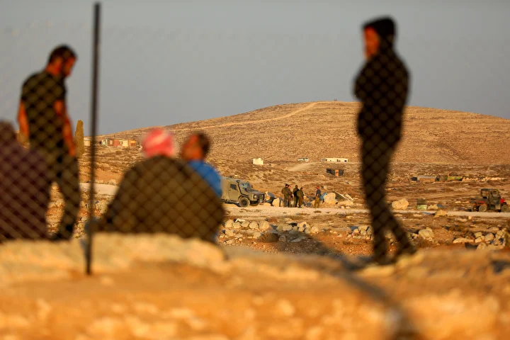 filistinli al amur ailesi filistin topraklarini gasbeden israillilerin taarruzlara karsi nobet tutuyor 1