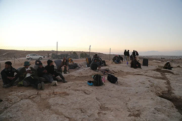 filistinli al amur ailesi filistin topraklarini gasbeden israillilerin taarruzlara karsi nobet tutuyor 15 QrGu7I1G