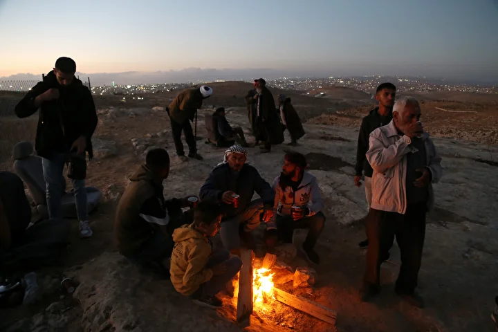 filistinli al amur ailesi filistin topraklarini gasbeden israillilerin taarruzlara karsi nobet tutuyor 16 DCiSTKAw