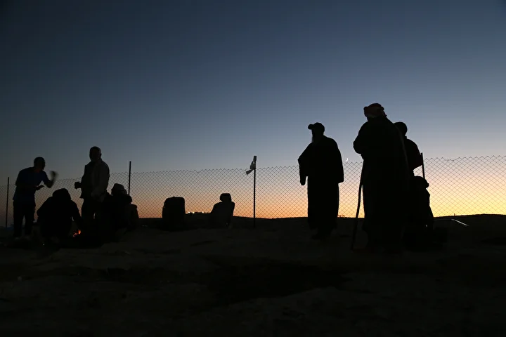 filistinli al amur ailesi filistin topraklarini gasbeden israillilerin taarruzlara karsi nobet tutuyor 17 Inm2Bivs