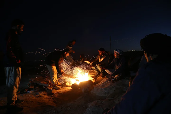 filistinli al amur ailesi filistin topraklarini gasbeden israillilerin taarruzlara karsi nobet tutuyor 22 DYBYSA4b