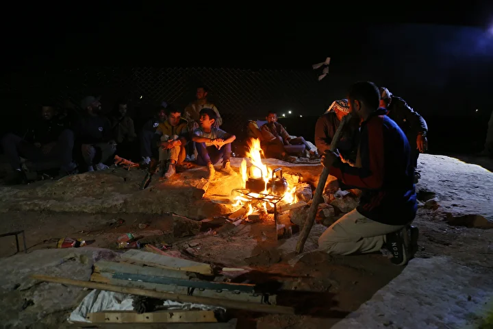 filistinli al amur ailesi filistin topraklarini gasbeden israillilerin taarruzlara karsi nobet tutuyor 27 rWQXdpMZ