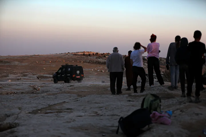 filistinli al amur ailesi filistin topraklarini gasbeden israillilerin taarruzlara karsi nobet tutuyor 4