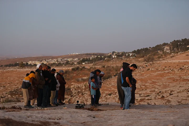 filistinli al amur ailesi filistin topraklarini gasbeden israillilerin taarruzlara karsi nobet tutuyor 7 fQ6mRNmI