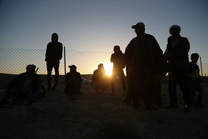 filistinli al amur ailesi filistin topraklarini gasbeden israillilerin taarruzlara karsi nobet tutuyor 8 jtsXTmS5