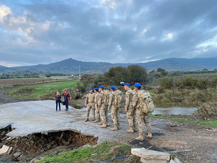 Foça’da selde kaybolan kişiyi arama çalışmaları 2’nci gününde 1 focada selde kaybolan kisiyi arama calismalari 2nci gununde 0 1LtO9r5M