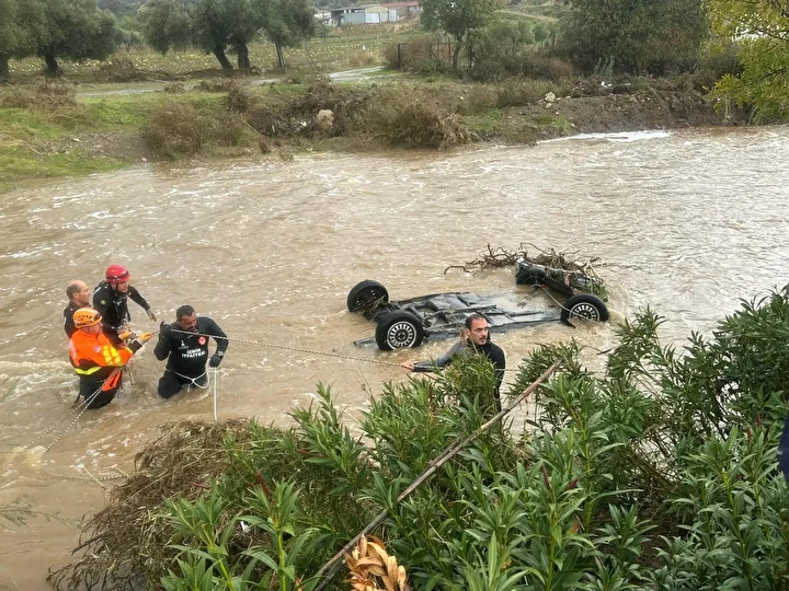 Foça’da selde kaybolan kişiyi arama çalışmaları 2’nci gününde 6 focada selde kaybolan kisiyi arama calismalari 2nci gununde 5 ZFKsKKjc