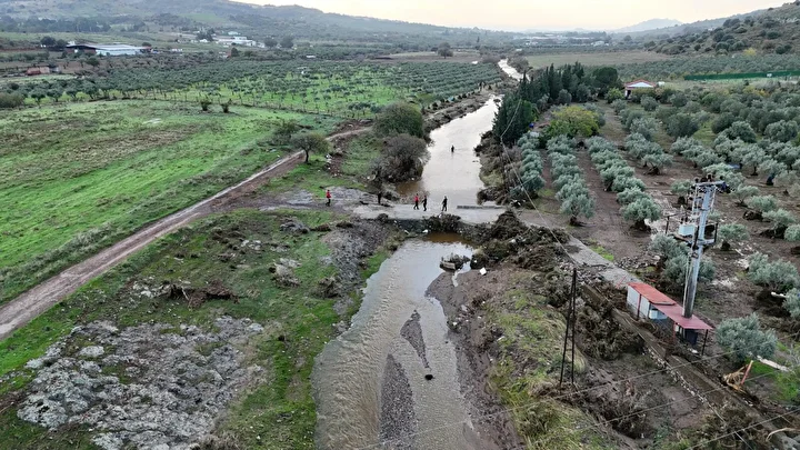 Foça’da selde kaybolan kişiyi arama çalışmaları 2’nci gününde 10 focada selde kaybolan kisiyi arama calismalari 2nci gununde 9 L9RC2PES