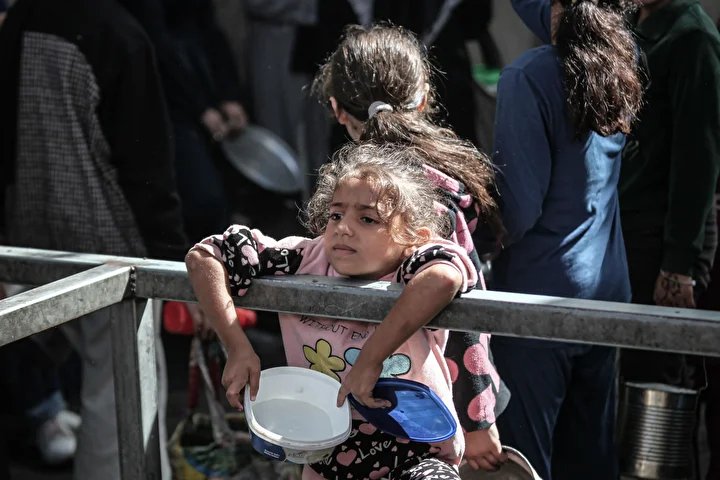 gazzede aclikla caba eden filistinlilere yemek dagitildi 1 PhzfrjeY