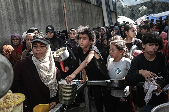 gazzede aclikla caba eden filistinlilere yemek dagitildi 14 HkNwITZp