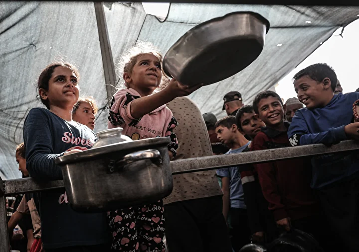 gazzede aclikla caba eden filistinlilere yemek dagitildi 2 T9UyMlak