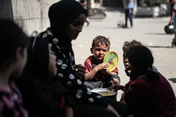 gazzede aclikla caba eden filistinlilere yemek dagitildi 20 nGjteaKn