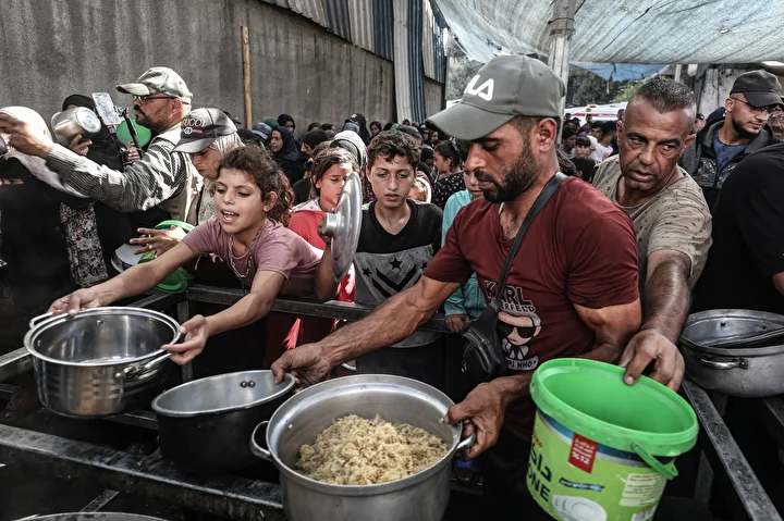 gazzede aclikla caba eden filistinlilere yemek dagitildi 7