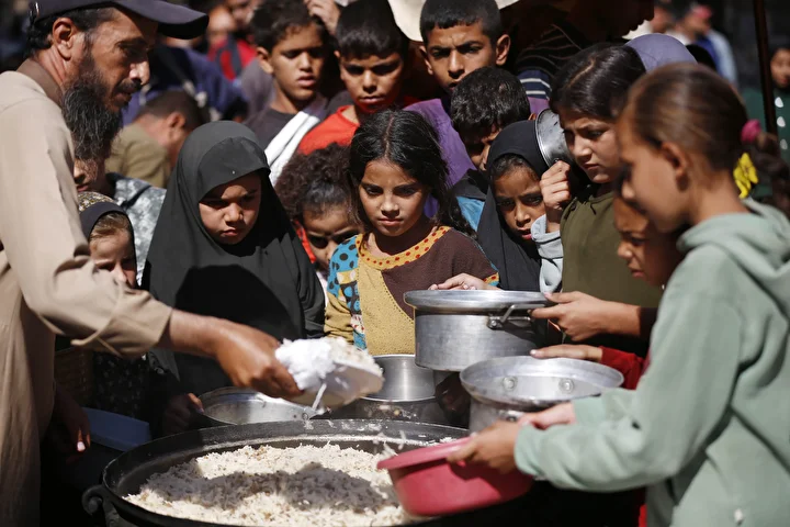 gazzede hayir kurumlari gereksinim sahiplerine sicak yemek dagitiyor 1 RykG5KfB
