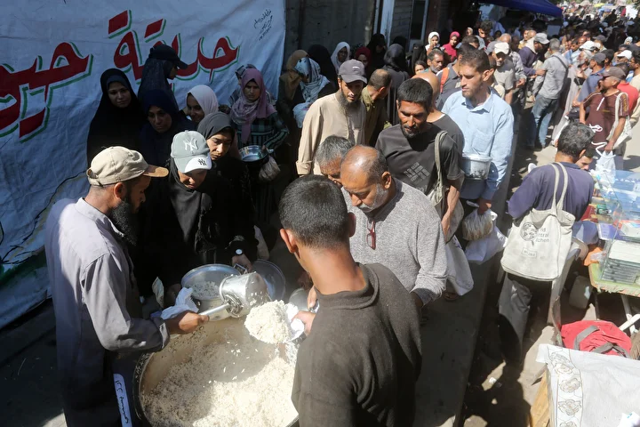 gazzede hayir kurumlari gereksinim sahiplerine sicak yemek dagitiyor 11