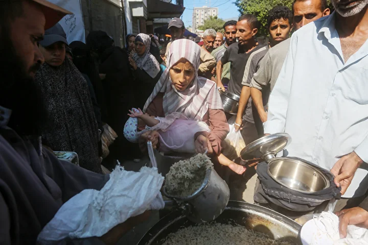 gazzede hayir kurumlari gereksinim sahiplerine sicak yemek dagitiyor 12 FKvdTcWK