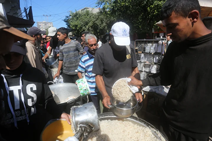 gazzede hayir kurumlari gereksinim sahiplerine sicak yemek dagitiyor 13 kmgdzDTE