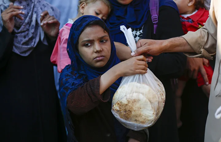 gazzede hayir kurumlari gereksinim sahiplerine sicak yemek dagitiyor 3