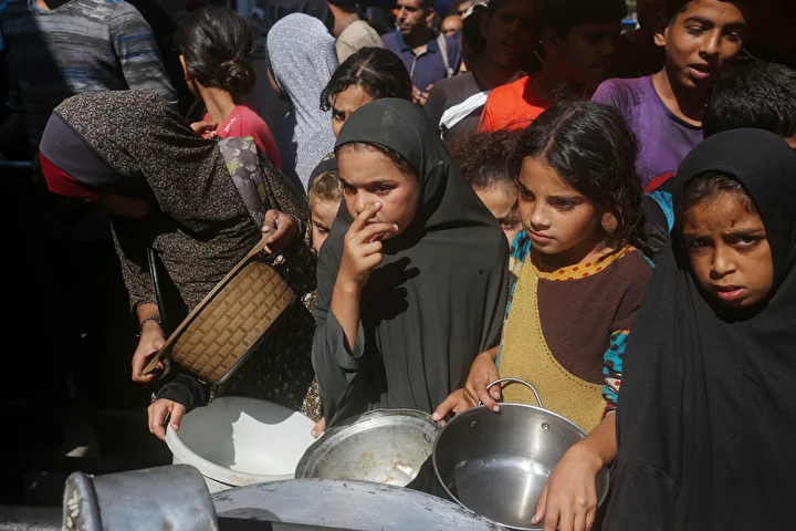 gazzede hayir kurumlari gereksinim sahiplerine sicak yemek dagitiyor 5 KebndiPI