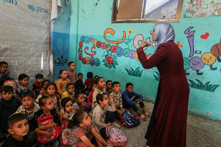 gazzede okullari yikilan ogretmenler konutlarini egitime acti 9 Yn4iptjE