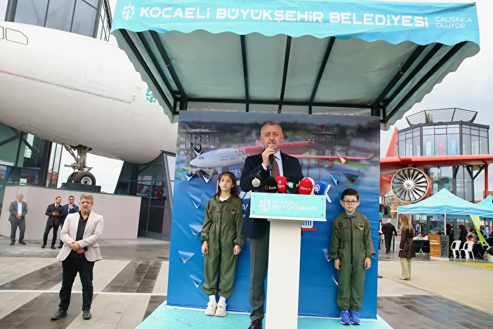 Geleceğe ilham veren proje: Havacılık ve Bilim Merkezi'ne dönüştürülen uçak, ziyaretçilerine kapılarını açtı 2 gelecege ilham veren proje havacilik ve bilim merkezine donusturulen ucak ziyaretcilerine kapilarini acti 1 2VZYJQm4