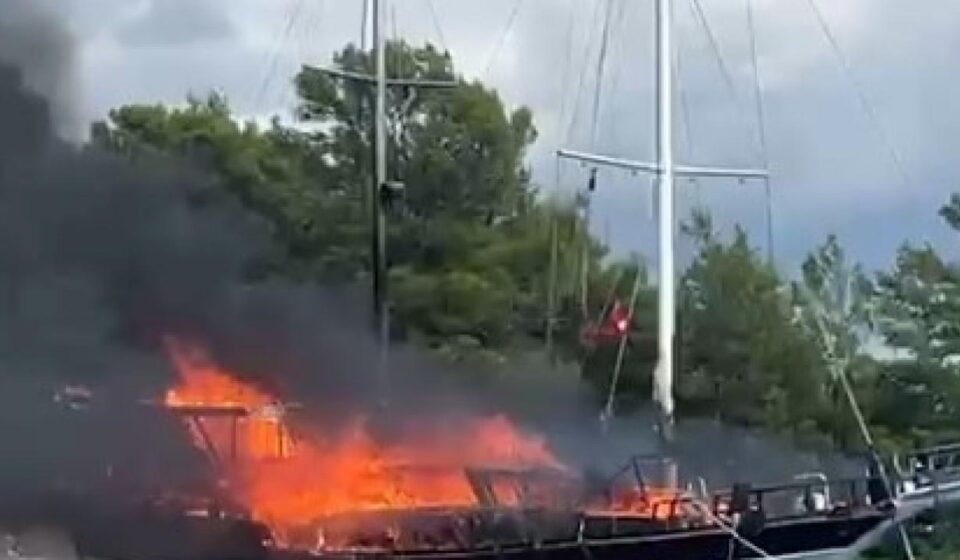 Göcek’te tekne alevlere teslim oldu gocekte tekne alevlere teslim oldu EKqFXtcC.jpg