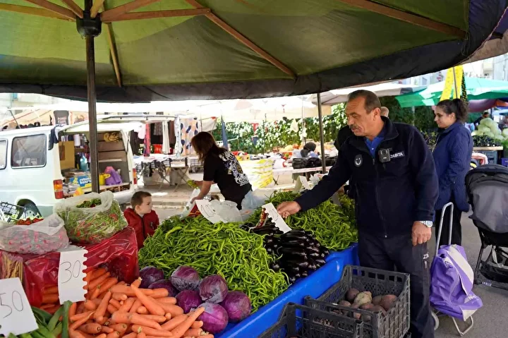 Güzel esnafı makûs esnafın önüne geçirecek uygulama: Semt pazarlarına belediye tartısı 4 guzel esnafi mak s esnafin onune gecirecek uygulama semt pazarlarina belediye tartisi 3 NkviuWUw