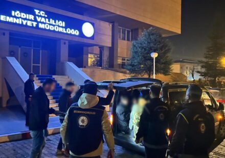 Hafif ticari aracın bagajından 10 kaçak göçmen çıktı hafif ticari aracin bagajindan 10 kacak gocmen cikti IOWA2WqI.jpg