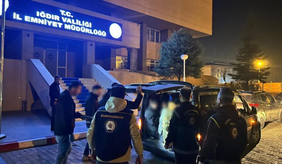 Hafif ticari aracın bagajından 10 kaçak göçmen çıktı hafif ticari aracin bagajindan 10 kacak gocmen cikti IOWA2WqI.jpg