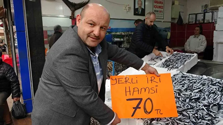 Hamsi 70 liraya düştü: Vatandaş sevinçten çiğ yedi 2 hamsi 70 liraya dustu vatandas sevincten cig yedi 1 CN6tBCYC