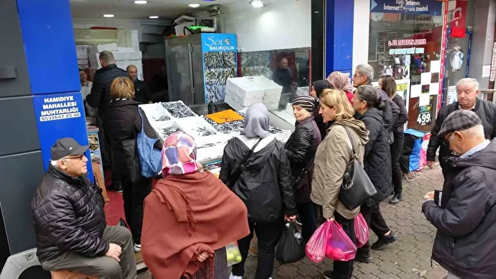 Hamsi 70 liraya düştü: Vatandaş sevinçten çiğ yedi 6 hamsi 70 liraya dustu vatandas sevincten cig yedi 5 OrwCt4nQ