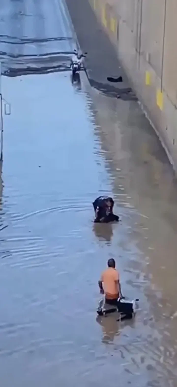 Hatay'da can pazarı: Suyla dolu alt geçitte vefatla burun buruna gelen engelli yaşlı bayanı itfaiye kurtardı 2 hatayda can pazari suyla dolu alt gecitte vefatla burun buruna gelen engelli yasli bayani Am4c3DlN