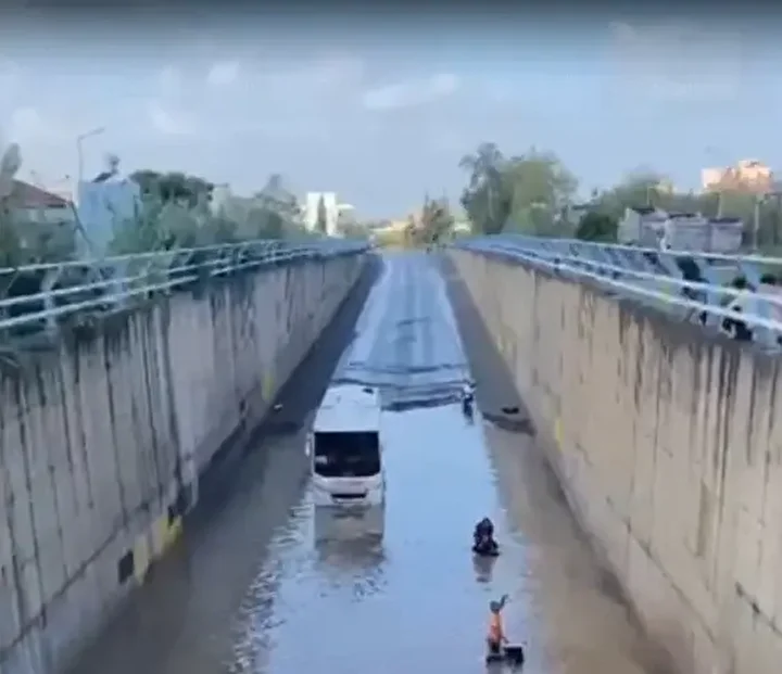 Hatay'da can pazarı: Suyla dolu alt geçitte vefatla burun buruna gelen engelli yaşlı bayanı itfaiye kurtardı 1 hatayda can pazari suyla dolu alt gecitte vefatla burun buruna gelen engelli yasli bayani SyOJXBdS