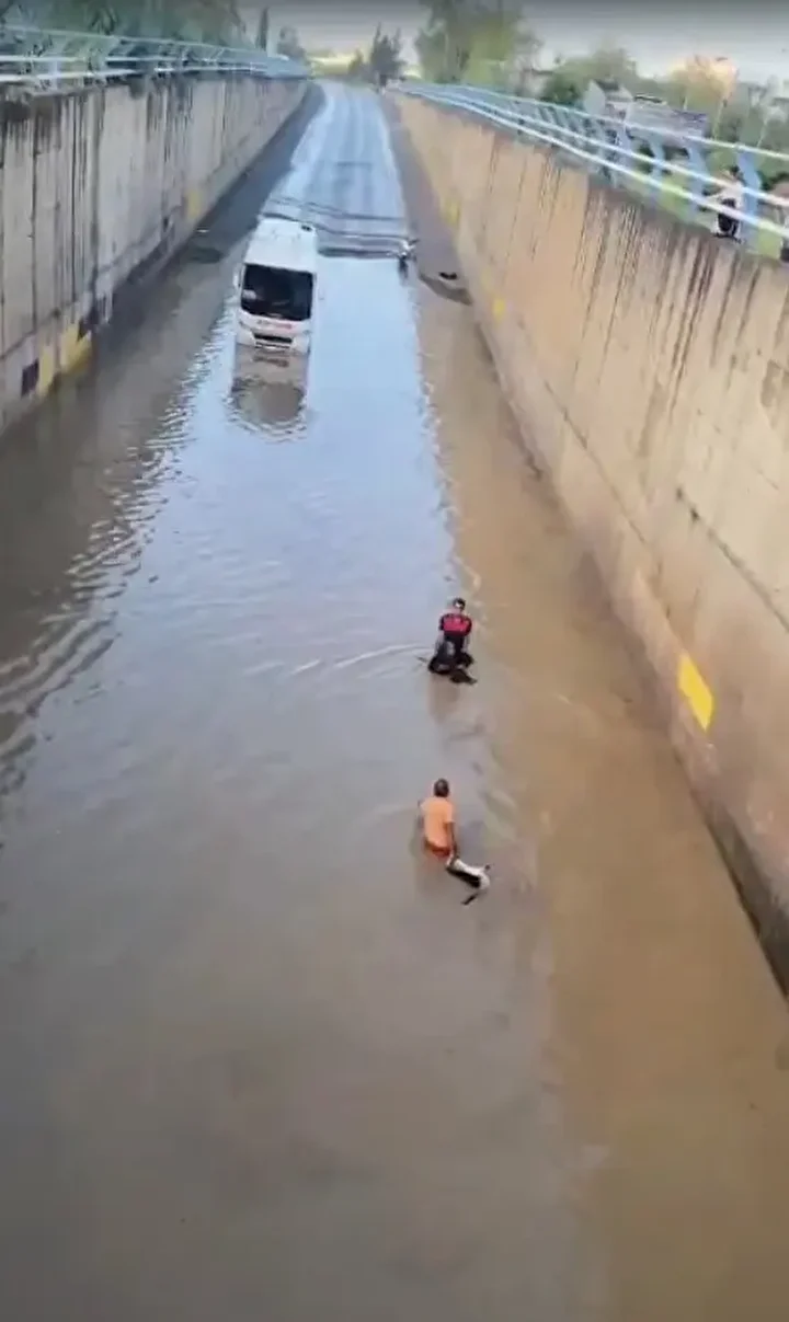 Hatay'da can pazarı: Suyla dolu alt geçitte vefatla burun buruna gelen engelli yaşlı bayanı itfaiye kurtardı 3 hatayda can pazari suyla dolu alt gecitte vefatla burun buruna gelen engelli yasli bayani r9LFBMbW