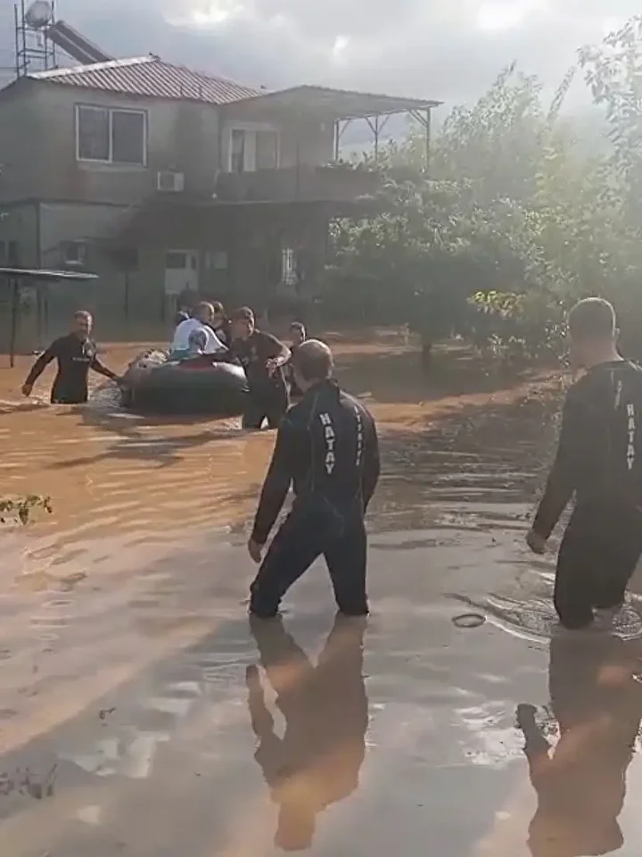 hatayda saganak nedeniyle araclar mahsur kaldi 0 fJhyRYPn