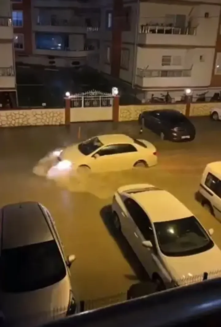 Hatay'da sağanak nedeniyle yollar suyla doldu: Heyelan meydana geldi! Araçlar mahsur kaldı 2 hatayda saganak nedeniyle yollar suyla doldu heyelan meydana geldi araclar mahsur kaldi 1 sAV5Ld9j