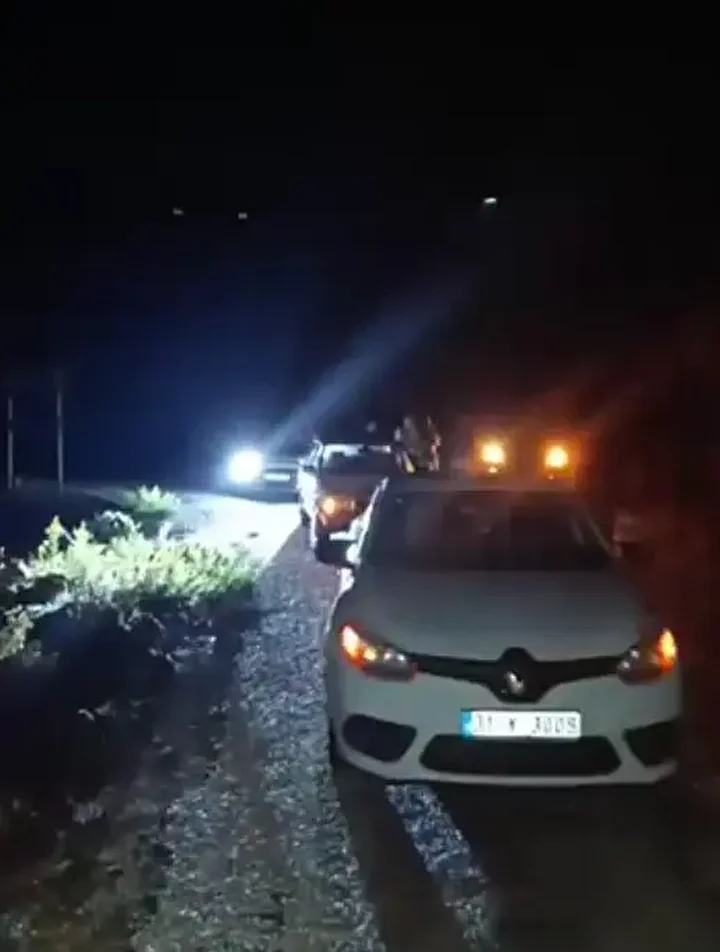 Hatay'da sağanak nedeniyle yollar suyla doldu: Heyelan meydana geldi! Araçlar mahsur kaldı 4 hatayda saganak nedeniyle yollar suyla doldu heyelan meydana geldi araclar mahsur kaldi 3 28TafmQp