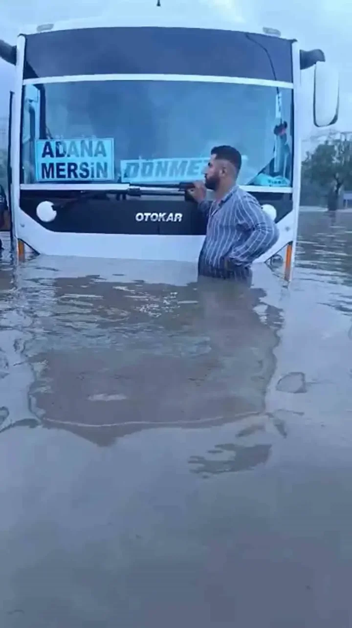 hatayda siddetli yagis araclarinda mahsur kalan 25 kisi kurtarildi 0 l1wBTYfJ