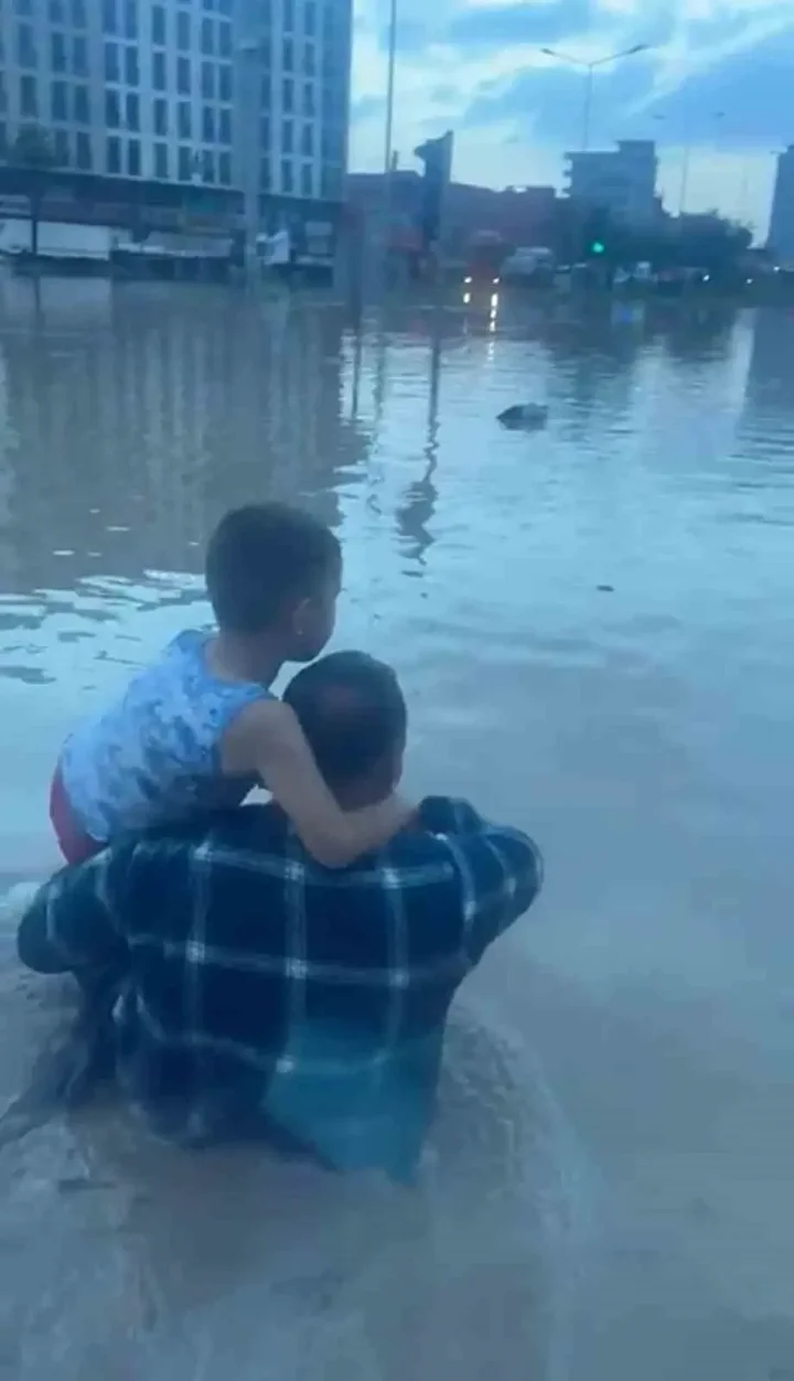hatayda siddetli yagis araclarinda mahsur kalan 25 kisi kurtarildi 1 QEzXD5uF