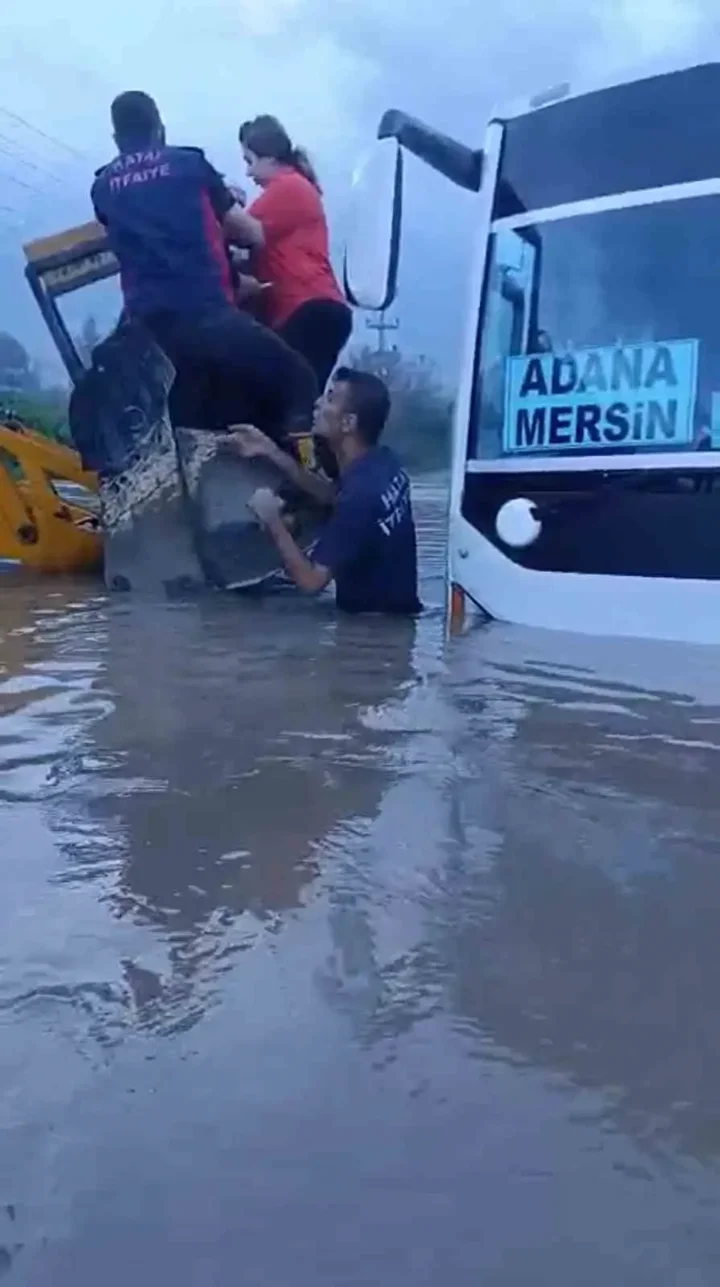 hatayda siddetli yagis araclarinda mahsur kalan 25 kisi kurtarildi 3 fykCDCP8