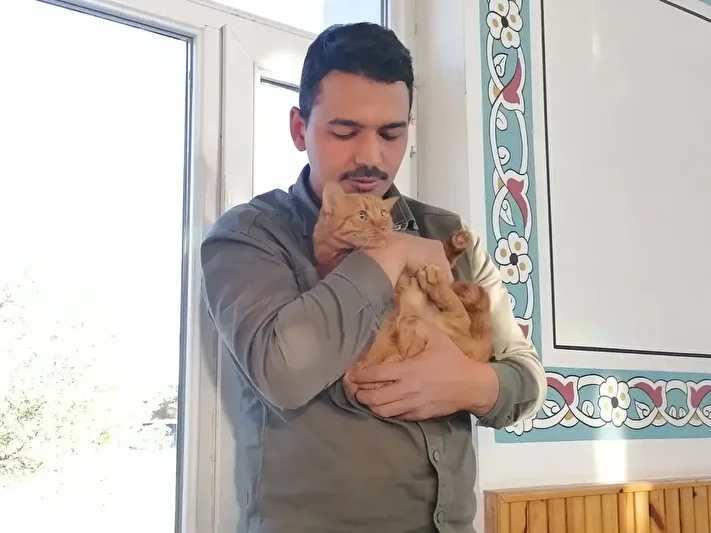 hayvan sevgisiyle gonulleri kazandi imam kedileri legende yikayip mescitte bakiyor 1 A79TchvZ