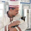 hayvan sevgisiyle gonulleri kazandi imam kedileri legende yikayip mescitte bakiyor Cmzbg1f7.webp