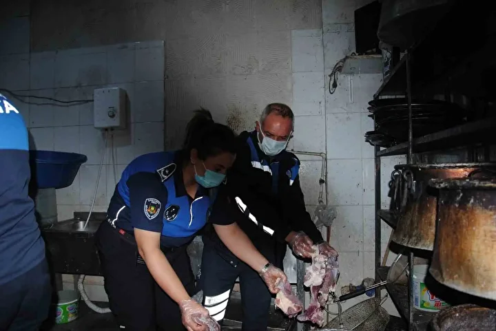 hepsini vatandasa yedireceklerdi sanliurfada restoranlarda pisirilmek uzere hazirlanmis 1 ton kokmus et ele gecirildi EKs1OZ8E