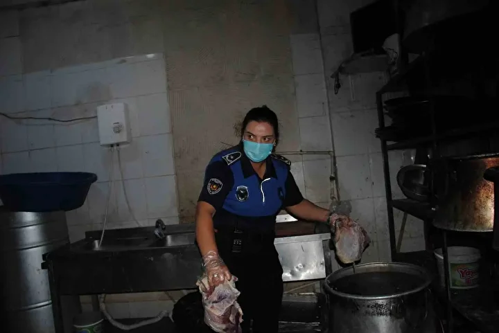 hepsini vatandasa yedireceklerdi sanliurfada restoranlarda pisirilmek uzere hazirlanmis 1 ton kokmus et ele gecirildi