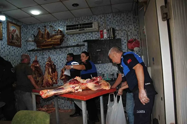 hepsini vatandasa yedireceklerdi sanliurfada restoranlarda pisirilmek uzere hazirlanmis 1 ton kokmus et ele gecirildi sKL96RTI
