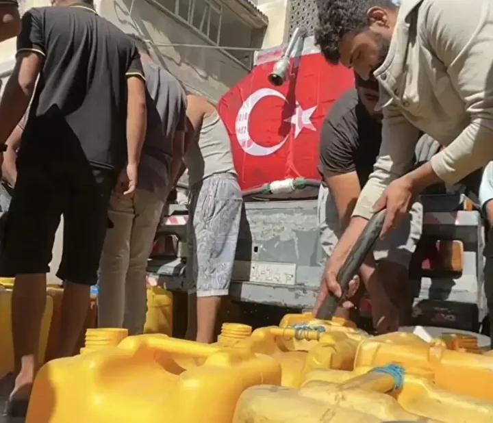 ihh su krizinin yasadigi gazzede tankerlerle su dagitti 1 Zbkjq82z